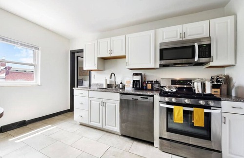 Lower Lawrenceville Apartamento | ★ HostWise Stays ★ Prime Butler St. Apt, across from Umami!