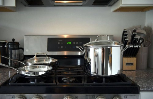 Lower Lawrenceville Apartamento | ★ HostWise Stays ★ Prime Butler St. Apt, across from Umami!
