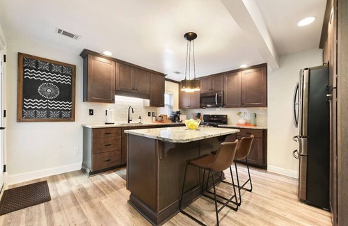 East Allegheny Casa | ★ HostWise Stays ★ Retro-vibes home, just minutes from stadiums!