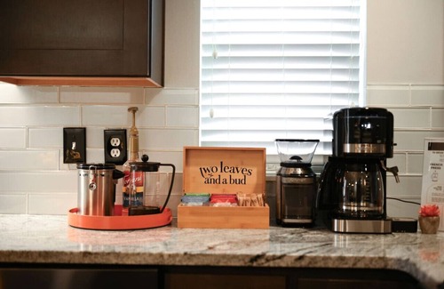 East Allegheny Casa | ★ HostWise Stays ★ Retro-vibes home, just minutes from stadiums!