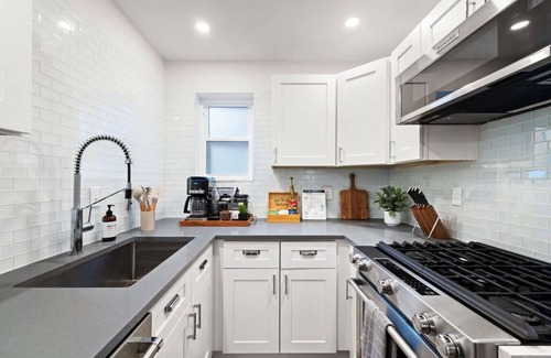 Central Northside Apartamento | ★HostWise Stays★ Stylish War Streets Retreat | Easy Walk to Stadiums & Dining