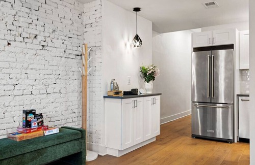 Central Northside Apartamento | ★HostWise Stays★ Stylish War Streets Retreat | Easy Walk to Stadiums & Dining