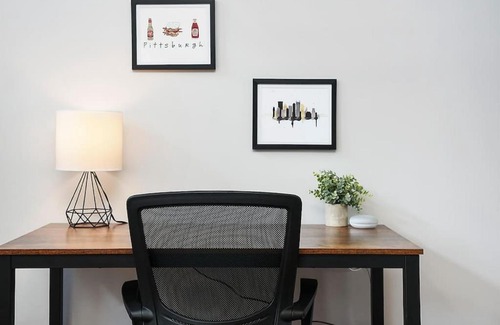 East Allegheny Casa | HostWise Stays - The "Row" House - Beautiful Space, Two King Beds