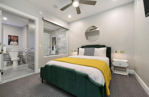 Downtown Pittsburgh Apartamento | HostWise Stays - The Washington at Chatham - Free Parking, Great Views, Across from PPG Arena