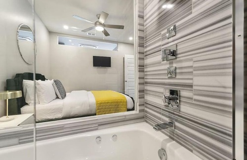 Downtown Pittsburgh Apartamento | HostWise Stays - The Washington at Chatham - Free Parking, Great Views, Across from PPG Arena