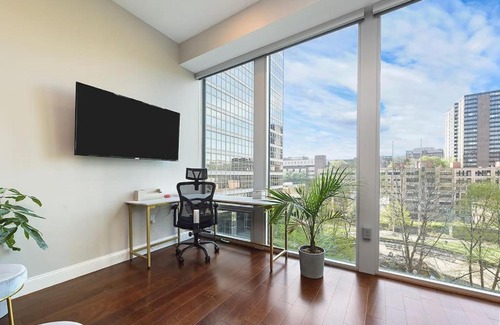 Downtown Pittsburgh Apartamento | HostWise Stays - The Washington at Chatham - Free Parking, Great Views, Across from PPG Arena
