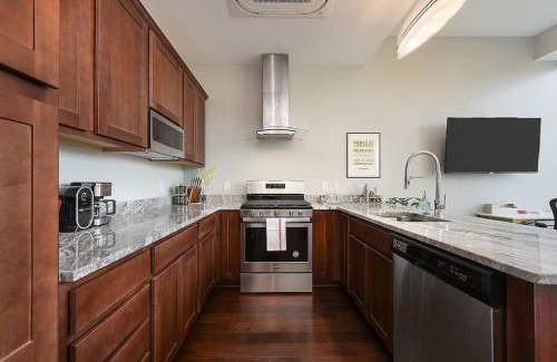 Downtown Pittsburgh Apartamento | HostWise Stays - The Washington at Chatham - Free Parking, Great Views, Across from PPG Arena