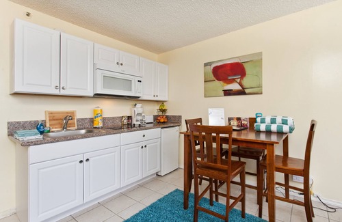 Waikiki Condominio | Amplia suite del piso 7 con cama grande y cocina americana