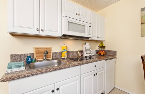 Waikiki Condominio | Amplia suite del piso 7 con cama grande y cocina americana