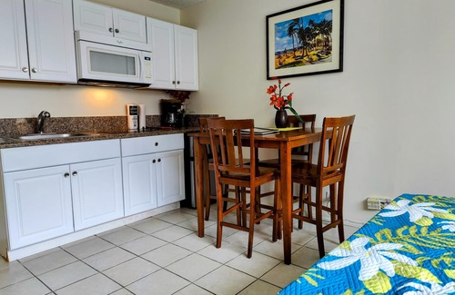 Waikiki Condominio | Amplia suite del piso 7 con cama grande y cocina americana