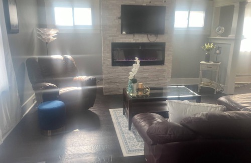 North Buffalo Casa | Hot spot on hertel.3Br modern space in Buffalo steps away from the shops/clubs