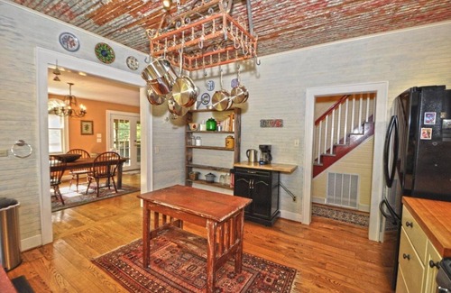 Hot Springs Casa | Hot Springs Creek House-Hot tub-Room for everyone!