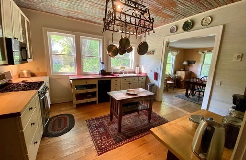 Hot Springs Casa | Hot Springs Creek House-Hot tub-Room for everyone!