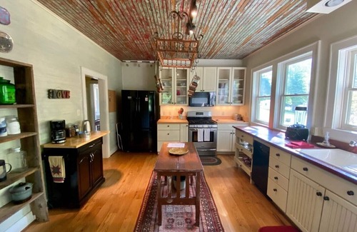 Hot Springs Casa | Hot Springs Creek House-Hot tub-Room for everyone!