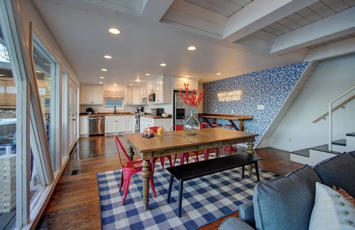Mid America Cabina | Hot Springs Hideaway - Lakefront/Private Dock/Hot Tub/Sauna/Kayaks