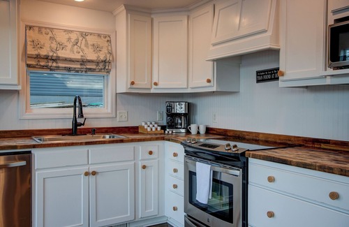 Mid America Cabina | Hot Springs Hideaway - Lakefront/Private Dock/Hot Tub/Sauna/Kayaks