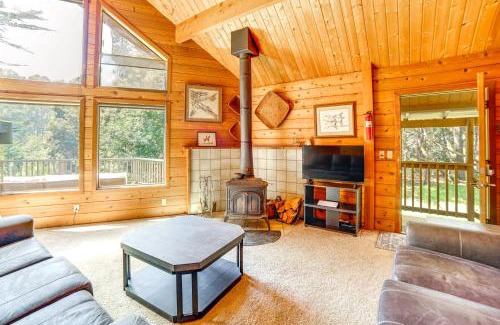 Fort Bragg Casa | Hot Tub, 1 Mi to Beach 12-Acre Fort Bragg Cabin!