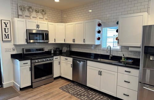 Fortville Casa | HOT TUB: 3 bed 1.5 bath - Step Free Entry- Sleeps 6-New Remodel-Comfy Furniture