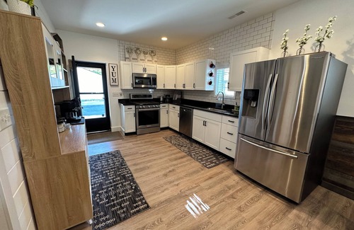Fortville Casa | HOT TUB: 3 bed 1.5 bath - Step Free Entry- Sleeps 6-New Remodel-Comfy Furniture