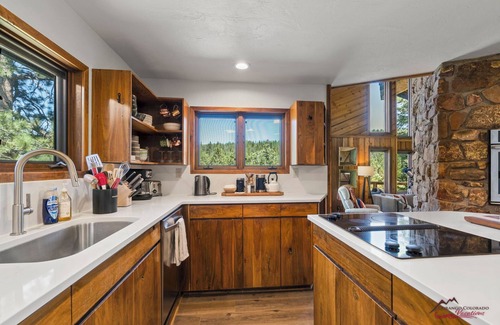 Los Ranchitos Estates Casa | Hot Tub, 3 Min to Skiing, Incredible Deck/Views!