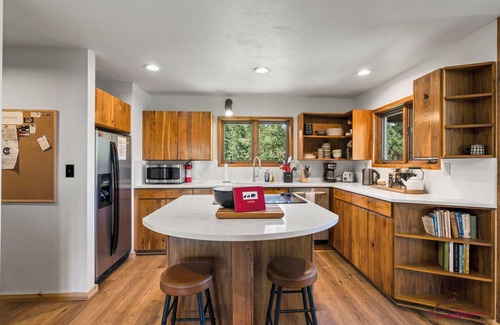 Los Ranchitos Estates Casa | Hot Tub, 3 Min to Skiing, Incredible Deck/Views!