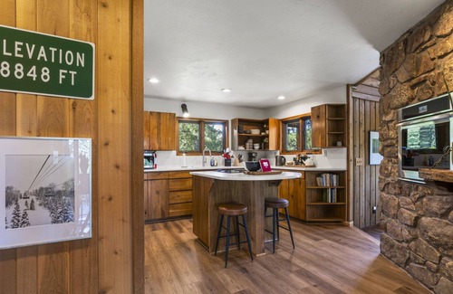 Los Ranchitos Estates Casa | Hot Tub, 3 Min to Skiing, Incredible Deck/Views!