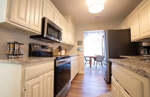 Rogers Casa | Hot tub *3 mins to i49* Bike In/Out