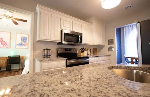 Rogers Casa | Hot tub *3 mins to i49* Bike In/Out