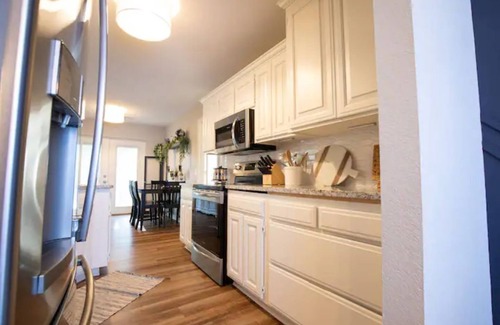 Rogers Casa | Hot tub *3 mins to i49* Bike In/Out