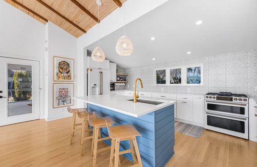 Troutman Casa | Hot Tub, 360 Lake Views, Movie Theatre, King Suite
