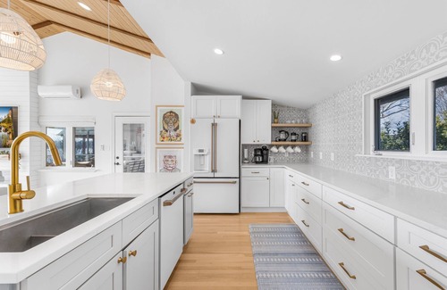 Troutman Casa | Hot Tub, 360 Lake Views, Movie Theatre, King Suite