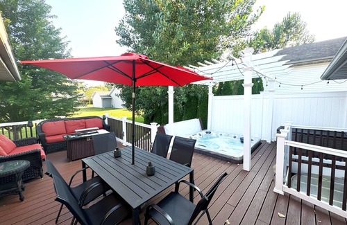 Oshkosh Casa | Hot tub - 4 Bedroom - 3.5 Bathrooms - Perfect Location