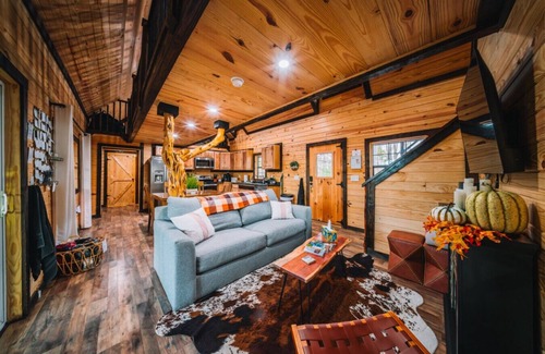 Campton Cabina | Forest Views | Hot Tub, Game Loft, & Dog Friendly