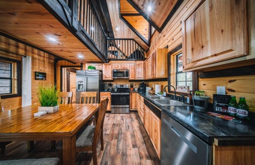 Campton Cabina | Forest Views | Hot Tub, Game Loft, & Dog Friendly