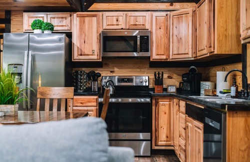 Campton Cabina | Forest Views | Hot Tub, Game Loft, & Dog Friendly