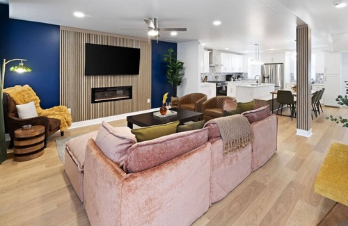 Central Northside Casa | Hot Tub | 5br | Parking | Deck | Amenities Galore!
