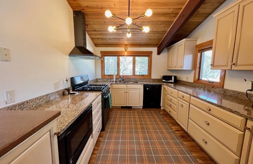 Plymouth Casa | Hot Tub & 9 Min to Killington's Skyeship Gondola, 20 Min to Okemo