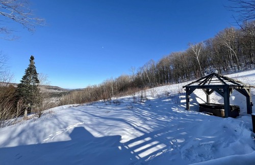 Plymouth Casa | Hot Tub & 9 Min to Killington's Skyeship Gondola, 20 Min to Okemo