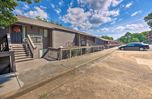 Lake Hamilton Apartamento | Hot Tub Access: Fantastic Condo in Hot Springs!