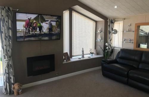 Kinmel Bay Otro | Hot Tub Accommodation North Wales Lodge