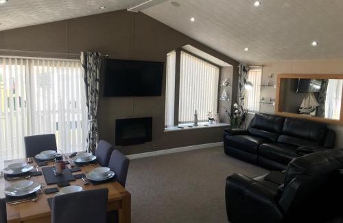 Kinmel Bay Otro | Hot Tub Accommodation North Wales Lodge