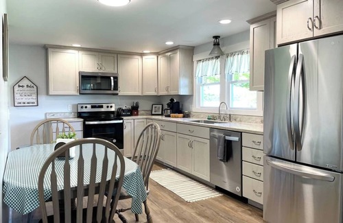 Middlebury Casa | | Hot Tub | Amish Farm Country | Pergola | Deck |