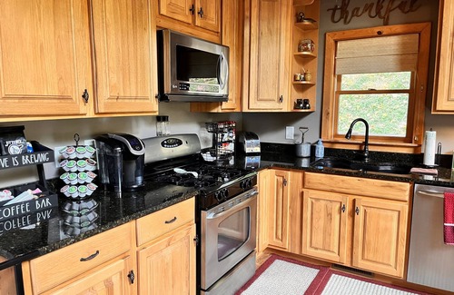 Scaly Mountain Cabina | Hot Tub and Beautiful Deck, Sky Valley Amenities, Sleeps 5