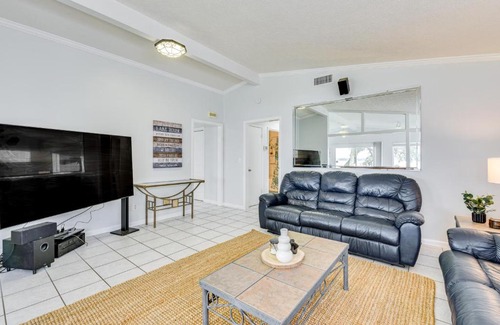 Panama City Casa | Hot Tub and Boat Dock Getaway on Deerpoint Lake!