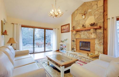 Gatlinburg - Pigeon Forge Casa | Hot Tub and Creek Gatlinburg Group Getaway!