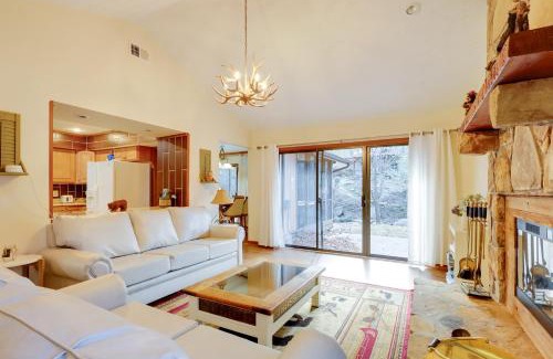 Gatlinburg - Pigeon Forge Casa | Hot Tub and Creek Gatlinburg Group Getaway!