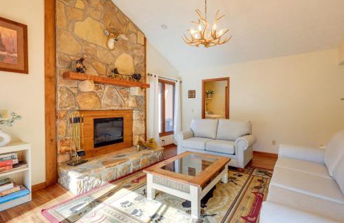 Gatlinburg - Pigeon Forge Casa | Hot Tub and Creek Gatlinburg Group Getaway!