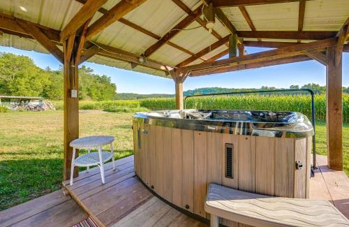 Perryville Casa | Hot Tub and Creek Views Secluded Perryville Cabin