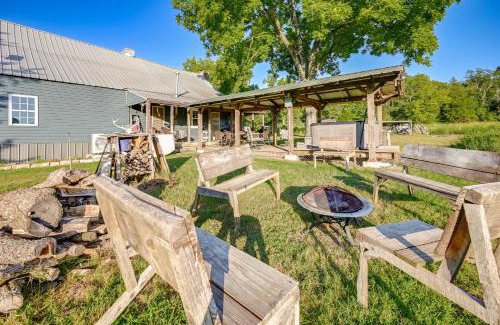 Perryville Casa | Hot Tub and Creek Views Secluded Perryville Cabin