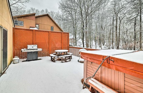 Pocono Mountain Lake Casa | Hot Tub and Deck Pet-Friendly Poconos Getaway!